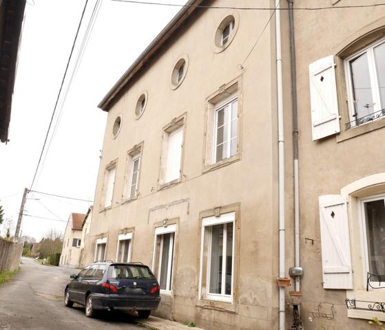 VASTE MAISON DE VILLE LUMINEUSE, BEAUX VOLUMES, HAUTEUR SOUS PLAFONDS.