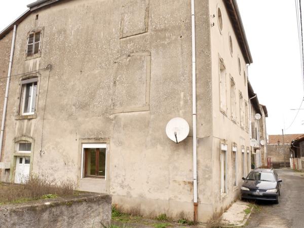 VASTE MAISON DE VILLE LUMINEUSE, BEAUX VOLUMES, HAUTEUR SOUS PLAFONDS.