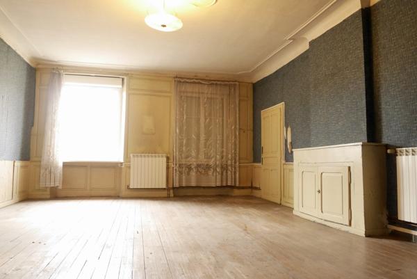 VASTE MAISON DE VILLE LUMINEUSE, BEAUX VOLUMES, HAUTEUR SOUS PLAFONDS.