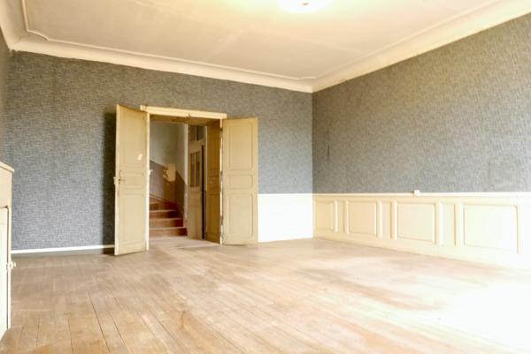 VASTE MAISON DE VILLE LUMINEUSE, BEAUX VOLUMES, HAUTEUR SOUS PLAFONDS.