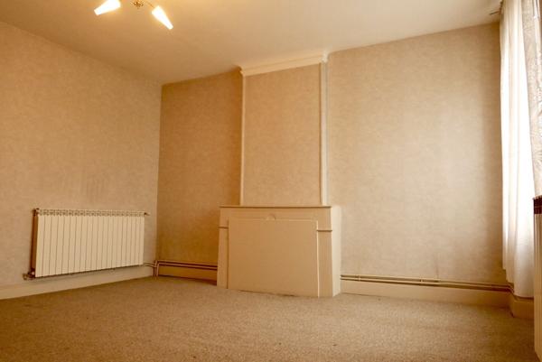 VASTE MAISON DE VILLE LUMINEUSE, BEAUX VOLUMES, HAUTEUR SOUS PLAFONDS.