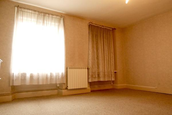 VASTE MAISON DE VILLE LUMINEUSE, BEAUX VOLUMES, HAUTEUR SOUS PLAFONDS.