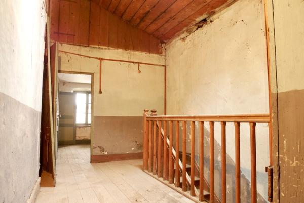 VASTE MAISON DE VILLE LUMINEUSE, BEAUX VOLUMES, HAUTEUR SOUS PLAFONDS.