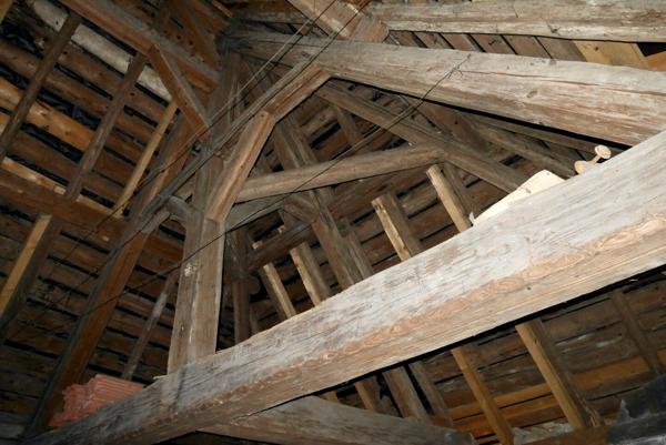 VASTE MAISON DE VILLE LUMINEUSE, BEAUX VOLUMES, HAUTEUR SOUS PLAFONDS.