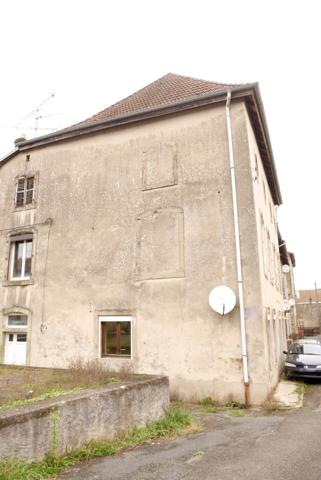 VASTE MAISON DE VILLE LUMINEUSE, BEAUX VOLUMES, HAUTEUR SOUS PLAFONDS.