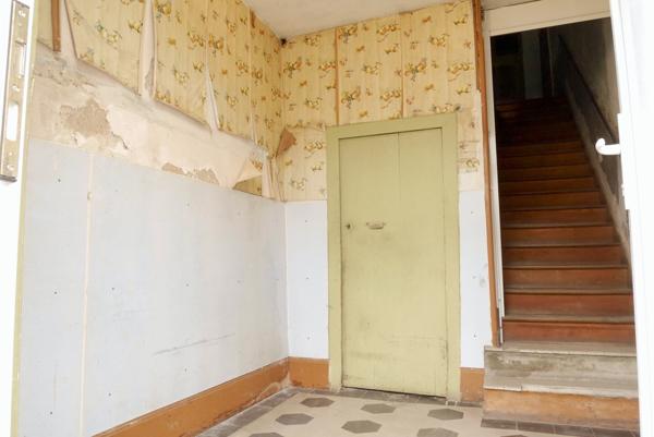 VASTE MAISON DE VILLE LUMINEUSE, BEAUX VOLUMES, HAUTEUR SOUS PLAFONDS.