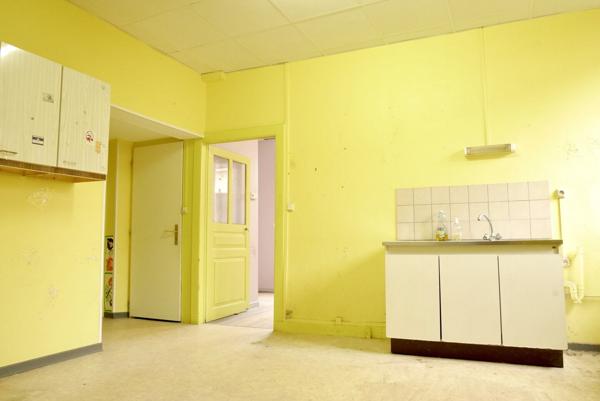 VASTE MAISON DE VILLE LUMINEUSE, BEAUX VOLUMES, HAUTEUR SOUS PLAFONDS.