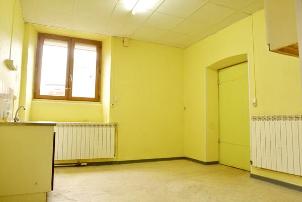 VASTE MAISON DE VILLE LUMINEUSE, BEAUX VOLUMES, HAUTEUR SOUS PLAFONDS.