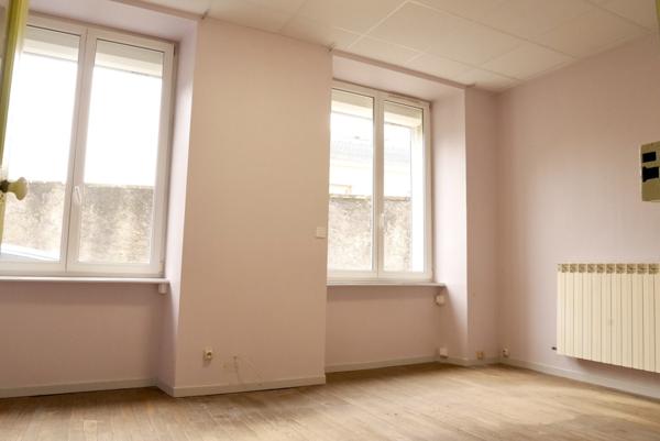 VASTE MAISON DE VILLE LUMINEUSE, BEAUX VOLUMES, HAUTEUR SOUS PLAFONDS.