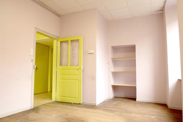 VASTE MAISON DE VILLE LUMINEUSE, BEAUX VOLUMES, HAUTEUR SOUS PLAFONDS.