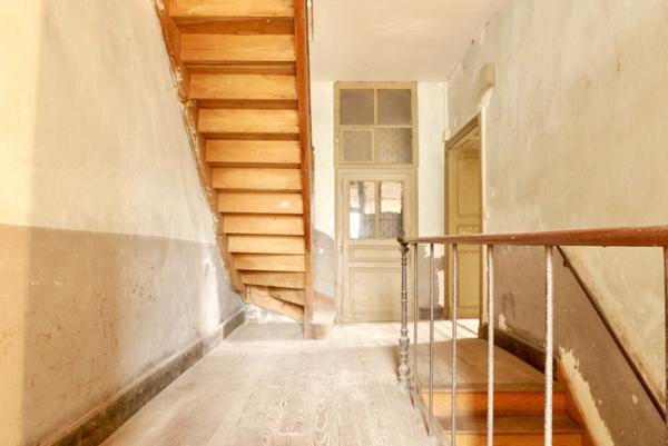 VASTE MAISON DE VILLE LUMINEUSE, BEAUX VOLUMES, HAUTEUR SOUS PLAFONDS.