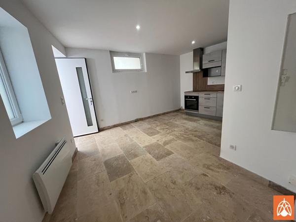 Beau T2 ELECTRICITE COMPRISE - charmant village d'Eyguieres 13430
