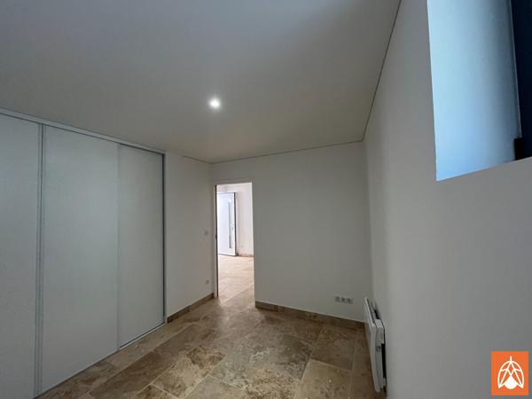 Beau T2 ELECTRICITE COMPRISE - charmant village d'Eyguieres 13430