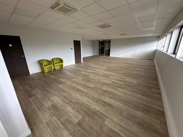 bureaux à louer RILLIEUX LA PAPE (69) plateau de bureaux de 344m2 au 1er étage avec parking inclu