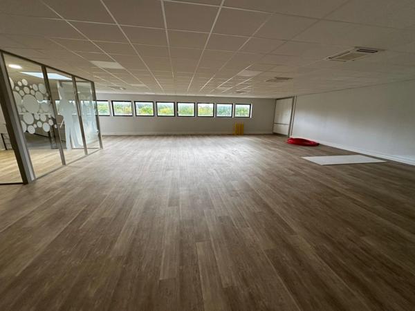 bureaux à louer RILLIEUX LA PAPE (69) plateau de bureaux de 344m2 au 1er étage avec parking inclu