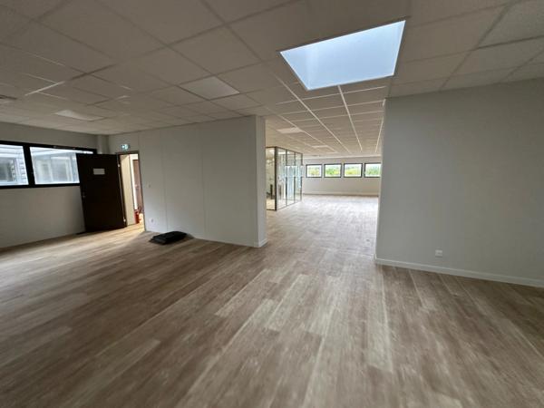 bureaux à louer RILLIEUX LA PAPE (69) plateau de bureaux de 344m2 au 1er étage avec parking inclu