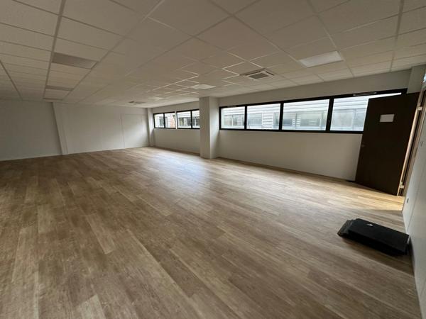 bureaux à louer RILLIEUX LA PAPE (69) plateau de bureaux de 344m2 au 1er étage avec parking inclu