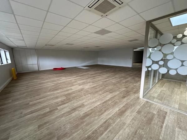 bureaux à louer RILLIEUX LA PAPE (69) plateau de bureaux de 344m2 au 1er étage avec parking inclu