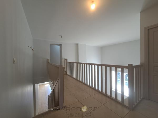 Maison rénovée avec 3 chambres, garage et jardin clos