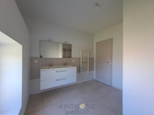 Maison rénovée avec 3 chambres, garage et jardin clos