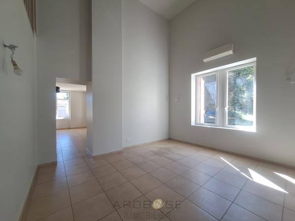 Maison rénovée avec 3 chambres, garage et jardin clos