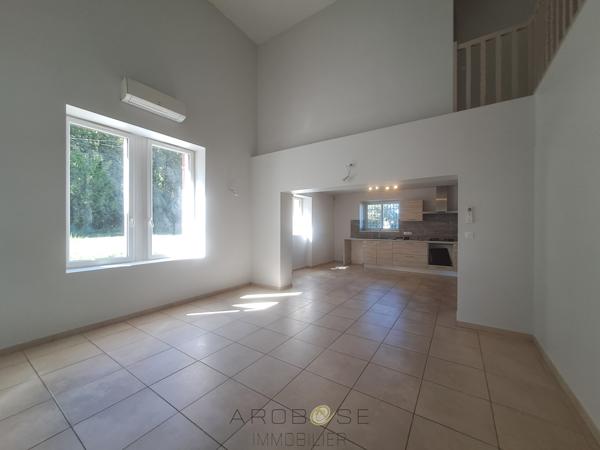 Maison rénovée avec 3 chambres, garage et jardin clos