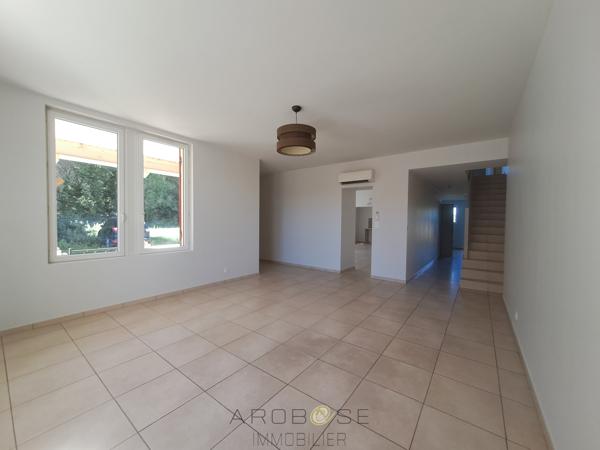 Maison rénovée avec 3 chambres, garage et jardin clos