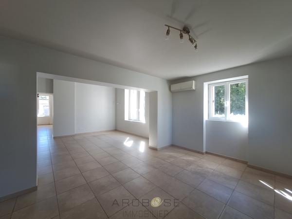 Maison rénovée avec 3 chambres, garage et jardin clos