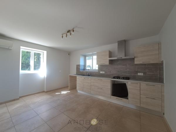 Maison rénovée avec 3 chambres, garage et jardin clos