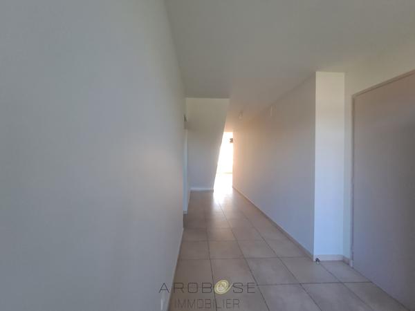 Maison rénovée avec 3 chambres, garage et jardin clos