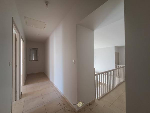 Maison rénovée avec 3 chambres, garage et jardin clos
