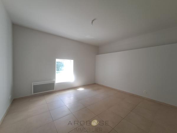 Maison rénovée avec 3 chambres, garage et jardin clos