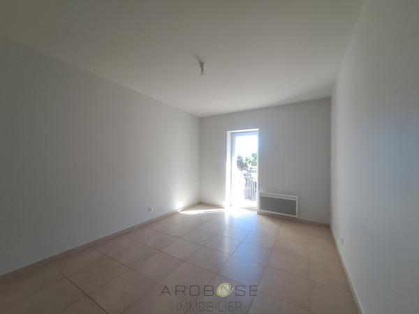 Maison rénovée avec 3 chambres, garage et jardin clos
