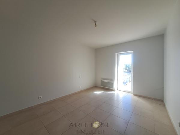 Maison rénovée avec 3 chambres, garage et jardin clos