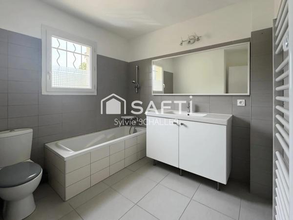 Maison semi-mitoyenne EN VILLE avec 1 extérieur clos, 1 garage et 3 places de parking