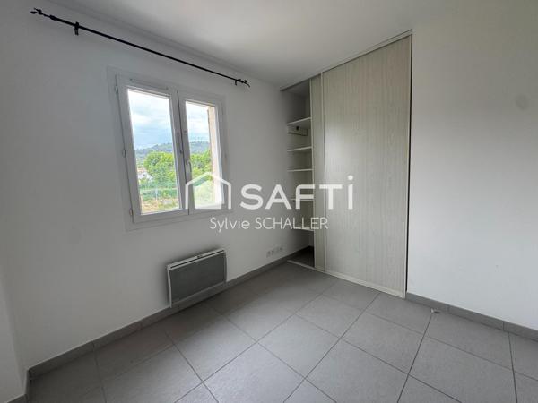 Maison semi-mitoyenne EN VILLE avec 1 extérieur clos, 1 garage et 3 places de parking