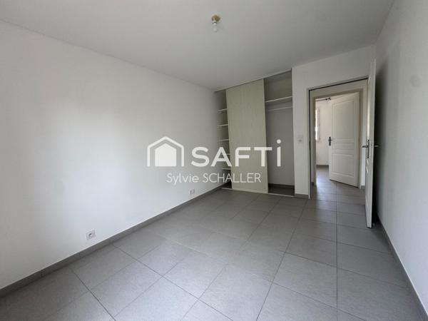 Maison semi-mitoyenne EN VILLE avec 1 extérieur clos, 1 garage et 3 places de parking