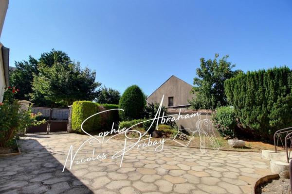 Maison sur sous-sol, 3 chambres, 3 garages et jardin