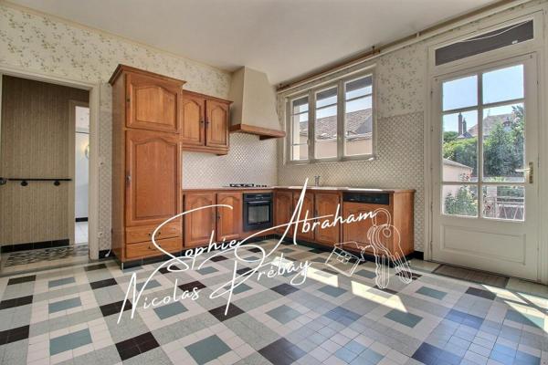 Maison sur sous-sol, 3 chambres, 3 garages et jardin