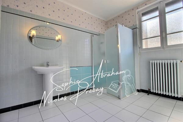 Maison sur sous-sol, 3 chambres, 3 garages et jardin