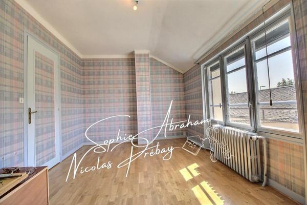 Maison sur sous-sol, 3 chambres, 3 garages et jardin