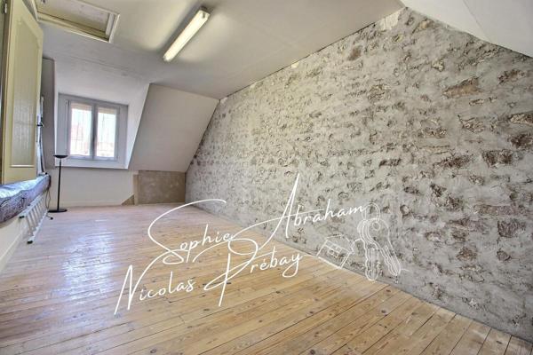 Maison sur sous-sol, 3 chambres, 3 garages et jardin