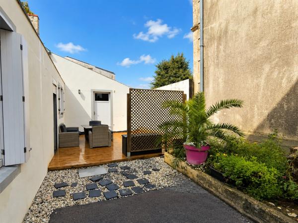 Grande Maison de Ville avec studio indépendant loué – 170m2 habitables + garages 200m2 Toutes les caractéristiques
