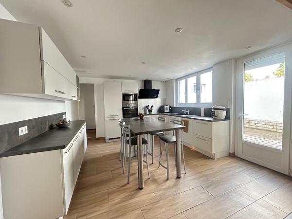 Grande Maison de Ville avec studio indépendant loué – 170m2 habitables + garages 200m2 Toutes les caractéristiques
