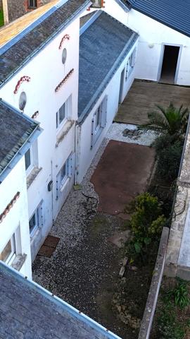 Grande Maison de Ville avec studio indépendant loué – 170m2 habitables + garages 200m2 Toutes les caractéristiques