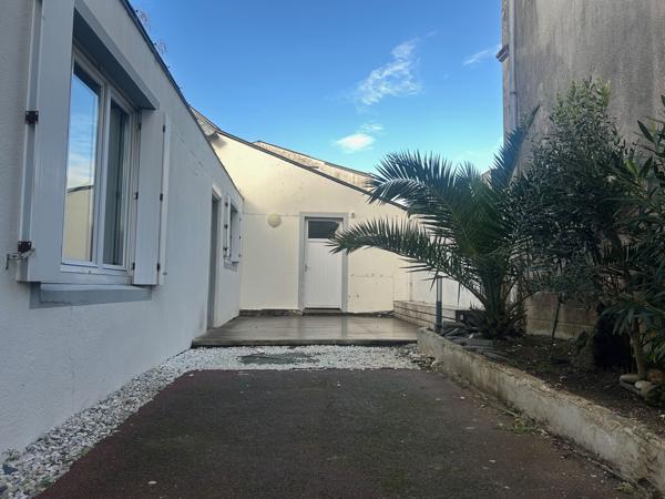 Grande Maison de Ville avec studio indépendant loué – 170m2 habitables + garages 200m2 Toutes les caractéristiques