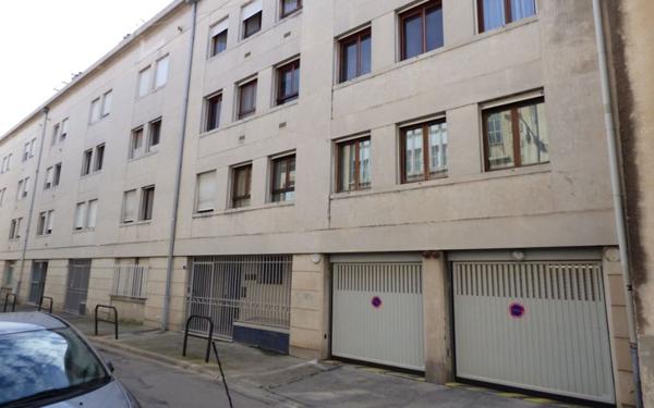 Stationnement à louer    Nîmes