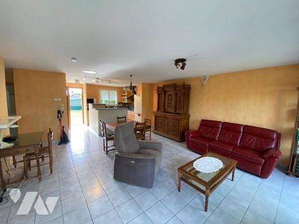 Villa individuelle de plain-pied de type 3, sur terrain plat et clos de 391m², VEAUCHE
