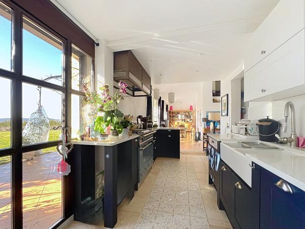 Propriete en campagne de Cucuron, vues magnifiques, piscine 20x4.5