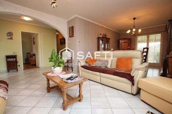 Maison 4 chambres, 2 garages et jardin.